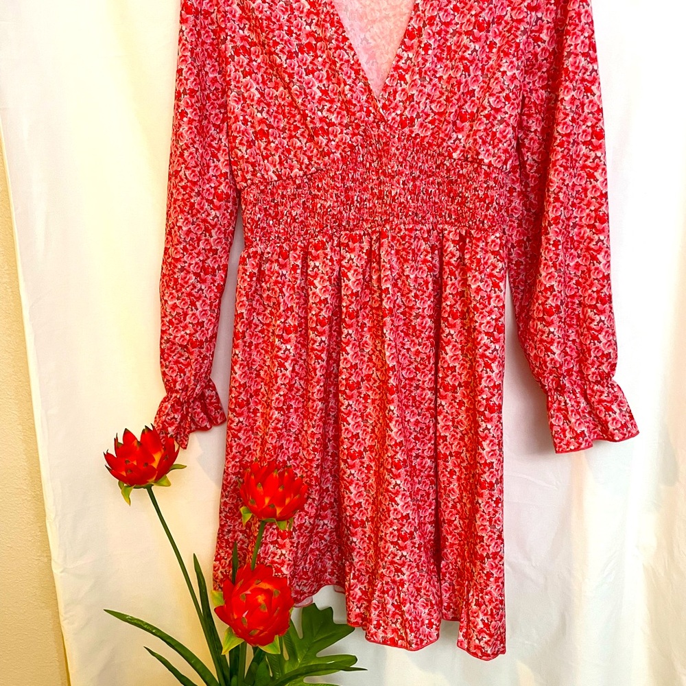 Women’s cute summer dress, it’s fun and flirty light and airy! Size L